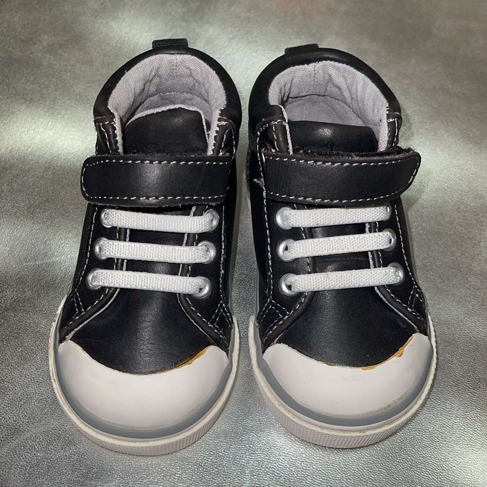 see kai run Peyton Black Leather Baby Sneaker in Black